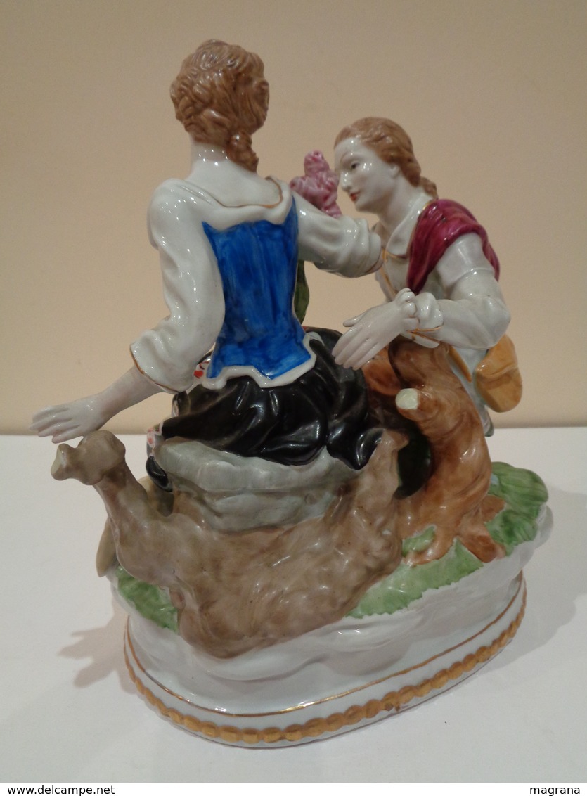 Antigua figura de porcelana. Pareja galante con cordero a los pies. Marca Hispania Manises.