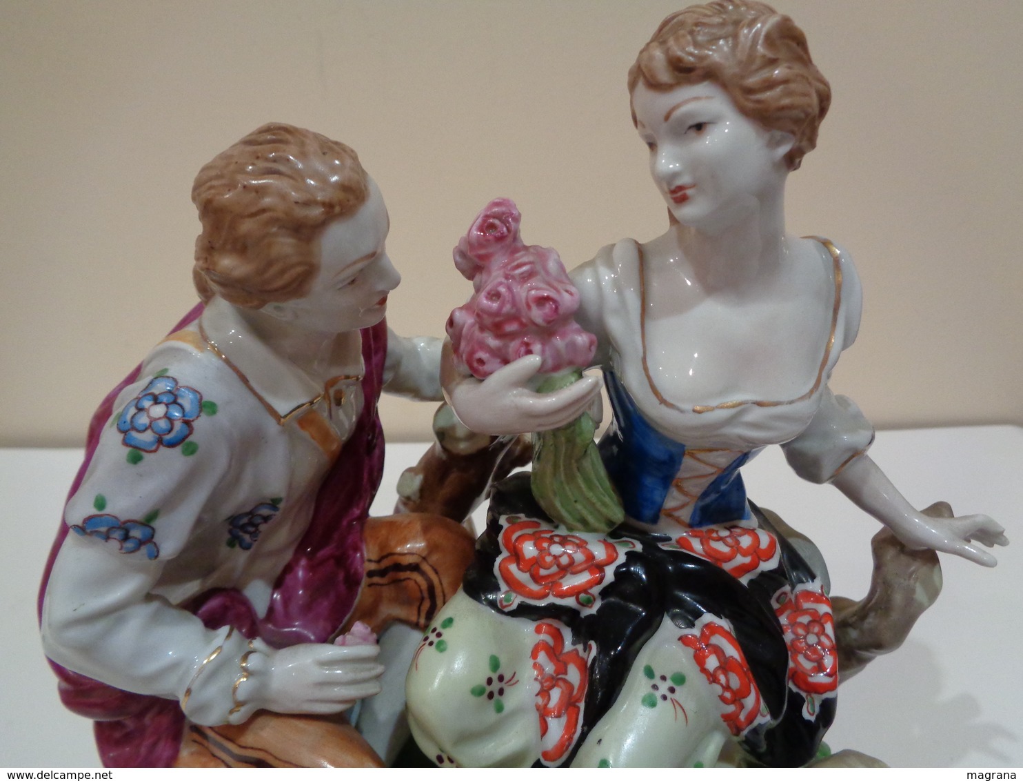 Antigua figura de porcelana. Pareja galante con cordero a los pies. Marca Hispania Manises.