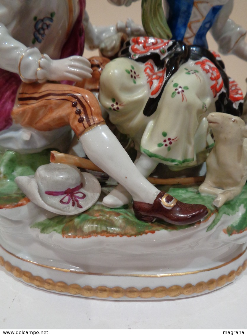 Antigua figura de porcelana. Pareja galante con cordero a los pies. Marca Hispania Manises.