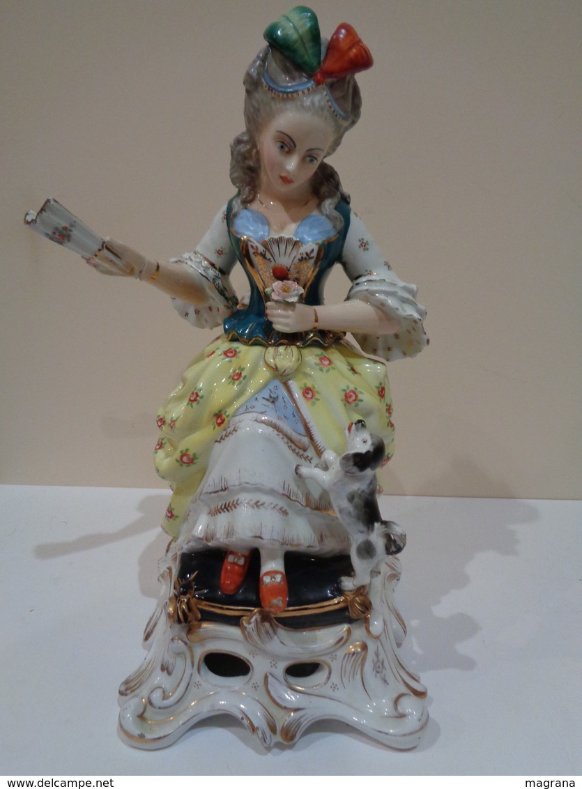 Antigua Figura De Porcelana (licorera, Bote). Mujer Sentada Con Abanico Y Perro. Estilo Viejo París. - Otros & Sin Clasificación