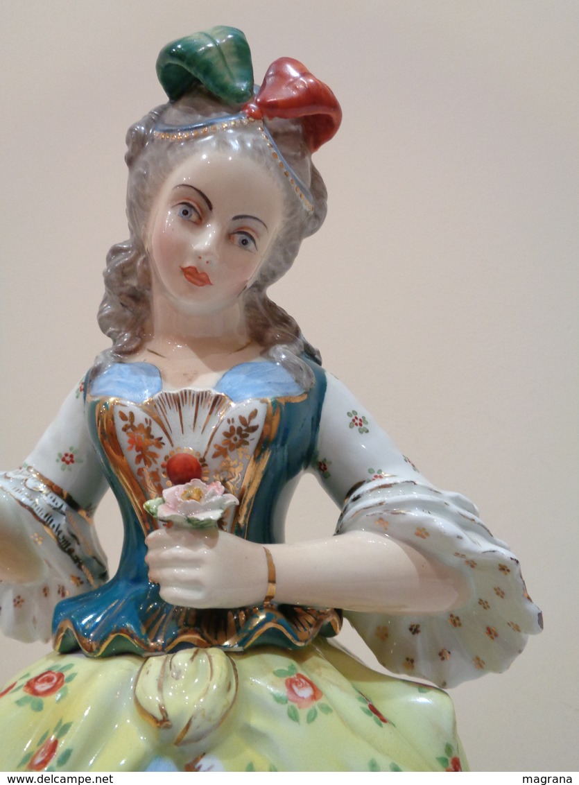 Antigua Figura De Porcelana (licorera, Bote). Mujer Sentada Con Abanico Y Perro. Estilo Viejo París. - Otros & Sin Clasificación