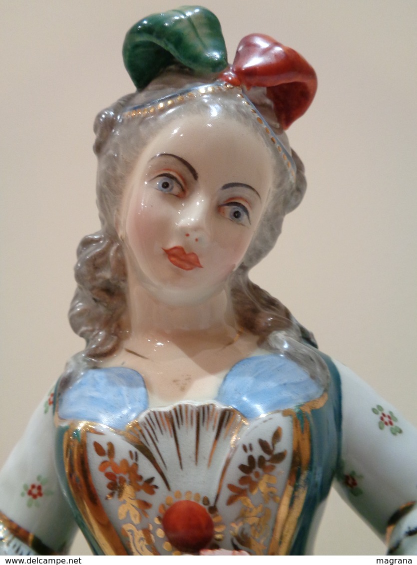 Antigua Figura De Porcelana (licorera, Bote). Mujer Sentada Con Abanico Y Perro. Estilo Viejo París. - Otros & Sin Clasificación