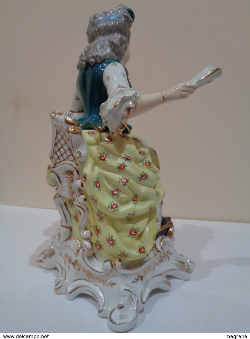 Antigua figura de porcelana (licorera, bote). Mujer sentada con abanico y perro. Estilo Viejo París.