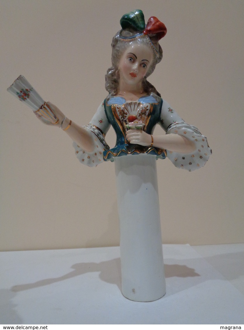 Antigua figura de porcelana (licorera, bote). Mujer sentada con abanico y perro. Estilo Viejo París.