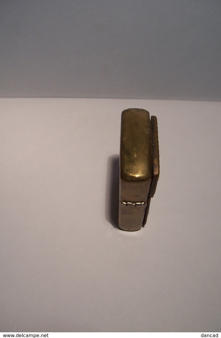 BRIQUET  - ZIPPO  - XIII  -  ( Vendu En L'état ) - Zippo