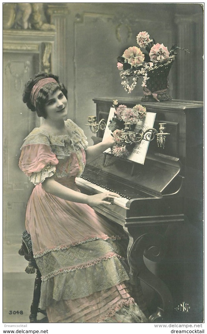 MUSIQUE ET MUSICIENS. La Pianiste Robe Et Fleurs Rosées - Musique Et Musiciens