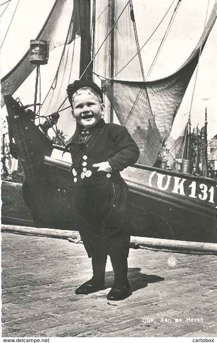 Urk, Aan De Haven  (klederdracht)    (glansfotokaart) - Urk