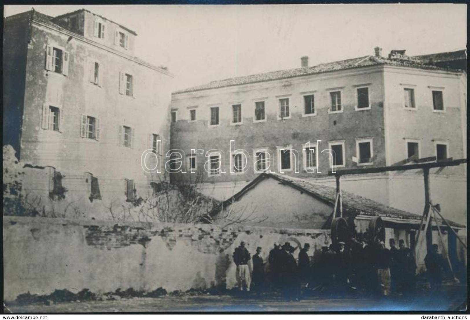 1913 Albán Fejedelemség Leendő Székháza Durazzóban. Korabeli Sajtófotó Hozzátűzött Szöveggel, 12x16 Cm /  Albania, Duraz - Andere & Zonder Classificatie