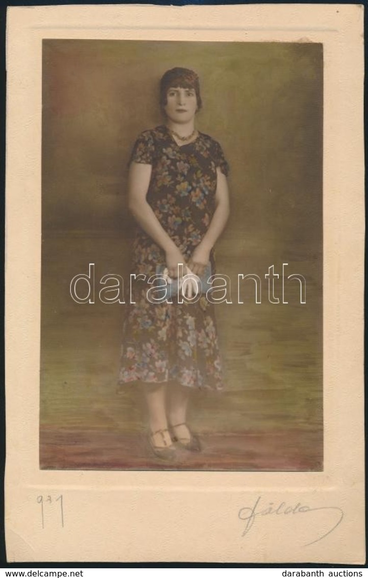 1931 Fiatal Hölgy Színezett Portréfotója, Kartonra Kasírozott, Pecséttel Jelzett, Aláírt Fotó, 17×11 Cm - Andere & Zonder Classificatie