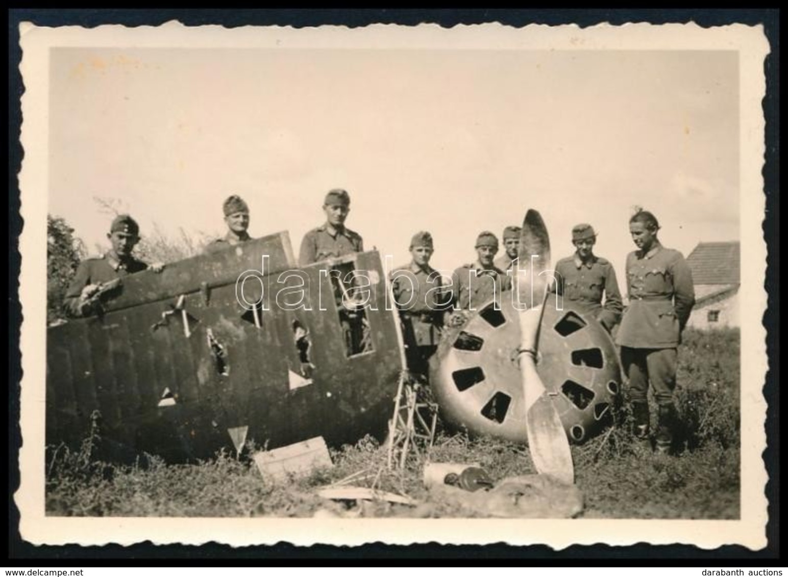 1941 Magyar Katonák Lelőtt Repülőgéppel, Hátoldalon Feliratozott Fotó, 6×8,5 Cm - Andere & Zonder Classificatie