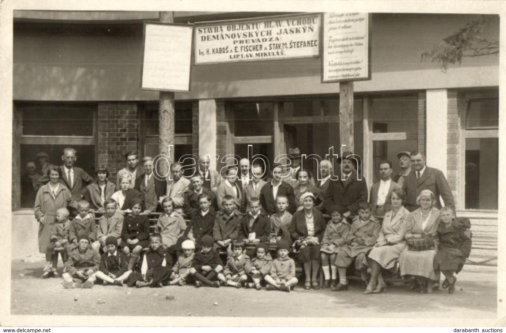 * T1/T2 1931 Deményfalvi-cseppkőbarlang, Demanovské Jaskyne; Csoportkép A Bejárat Előtt / Group Photo In Front Of The En - Zonder Classificatie