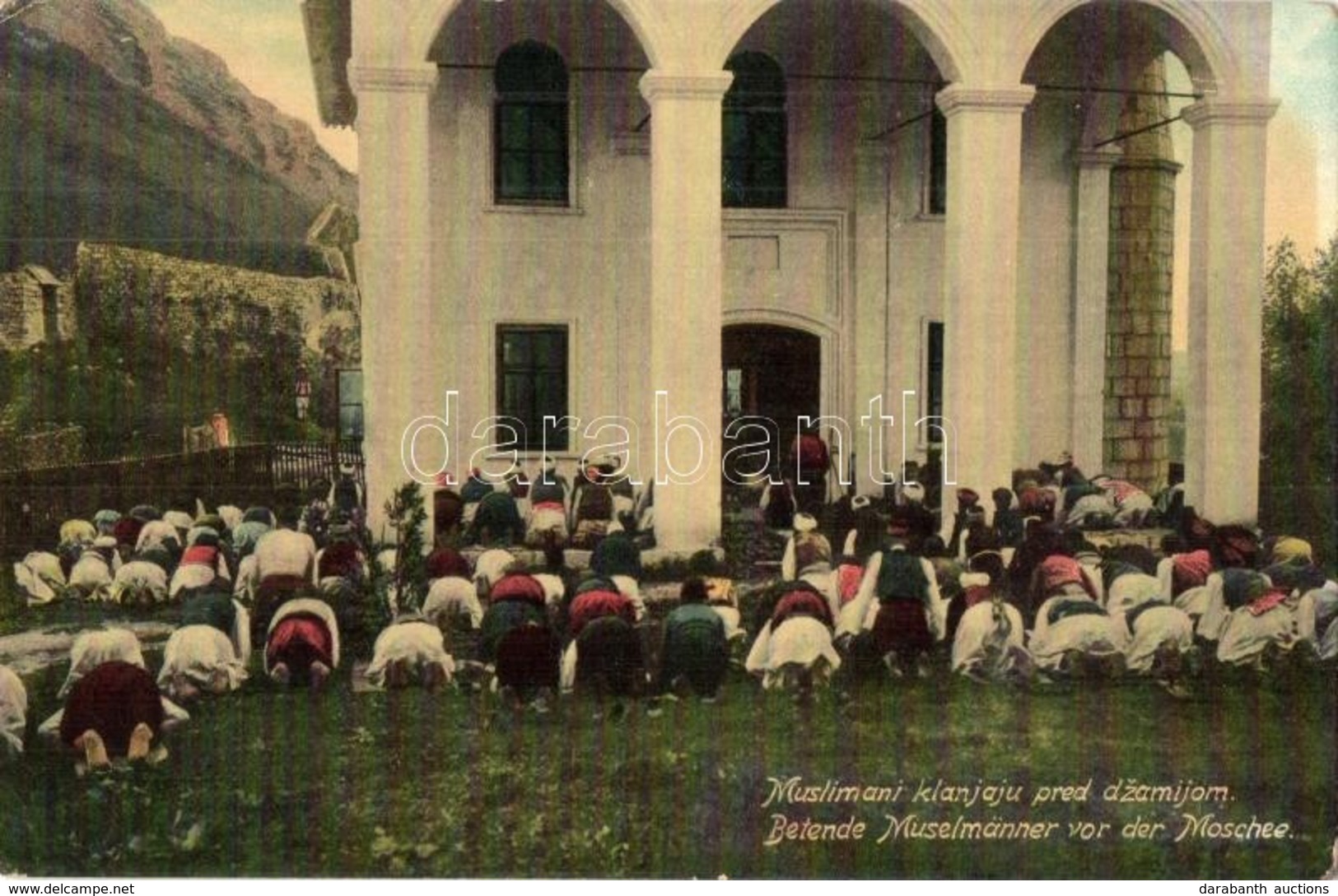 ** T2 Muslimani Klanjaju Pred Dzamijom / Betende Muselmänner Vor Der Moschee / Muslim Folklore In Front Of The Mosque. W - Zonder Classificatie