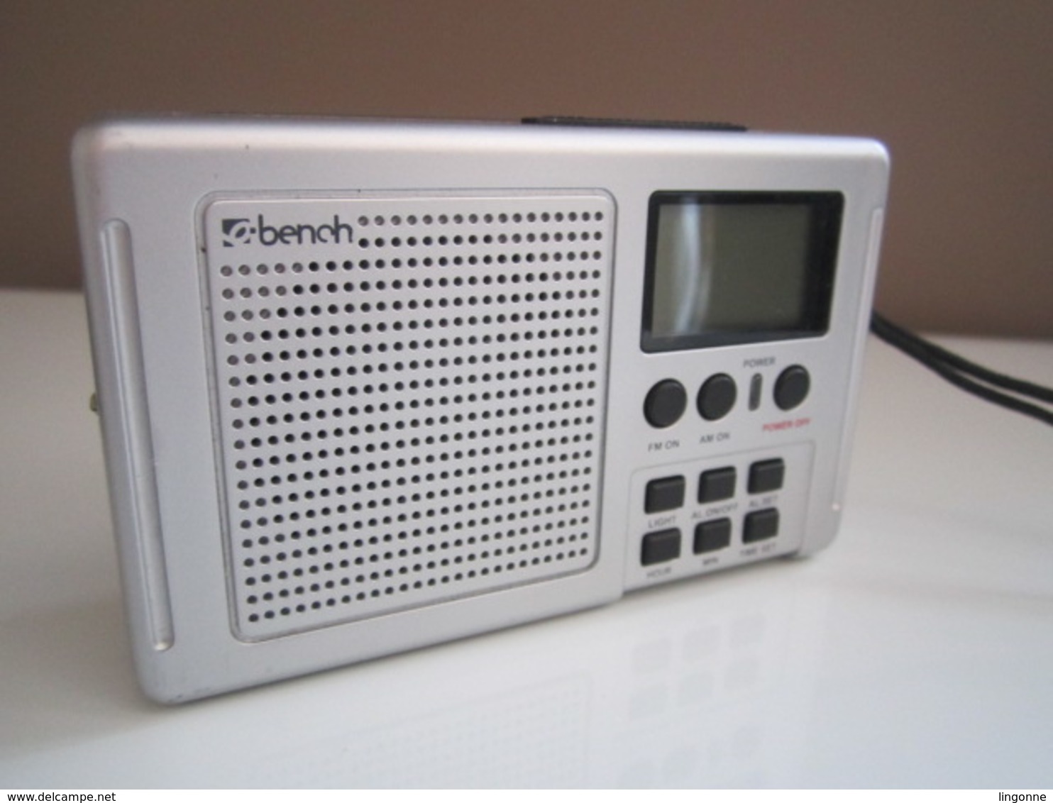 Poste Radio Portatif Dans Sa Pochette DE VOYAGE A PILES BENCH FM AM Dimension  : 12 X 7 Cm Env Hauteur Antenne : 45 Cm - Apparatus