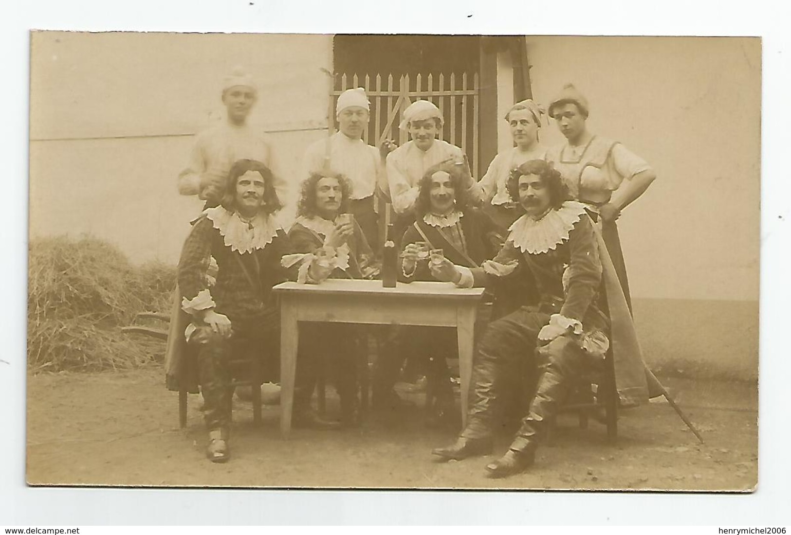 Carte Photo  Les Mousquetaires A L'apéritif  ,repos  Scène De Film ? - To Identify