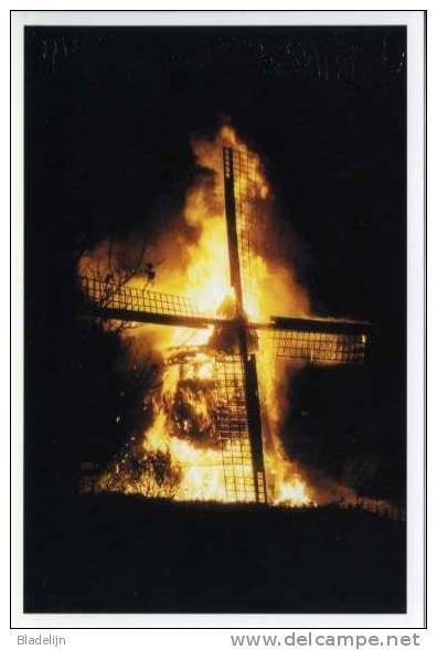 ALKMAAR-Koedijk (N.H.) - Molen/moulin - De Sluismolen Tijdens De Brand In 2001. Spectaculaire Opname. Kaart Herbouwactie - Alkmaar