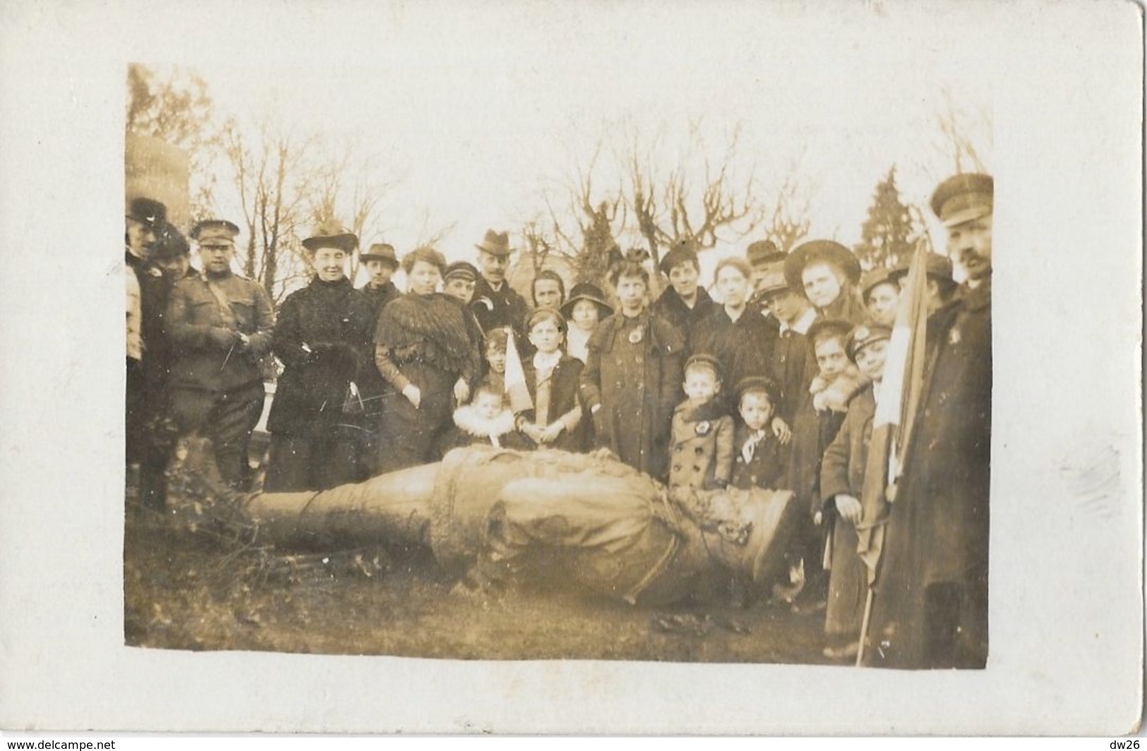 Photo De Groupe à Identifier à Metz 1918 Devant La Statue De Frédéric Charles Au Sol - Carte-photo Non Circulée - A Identifier