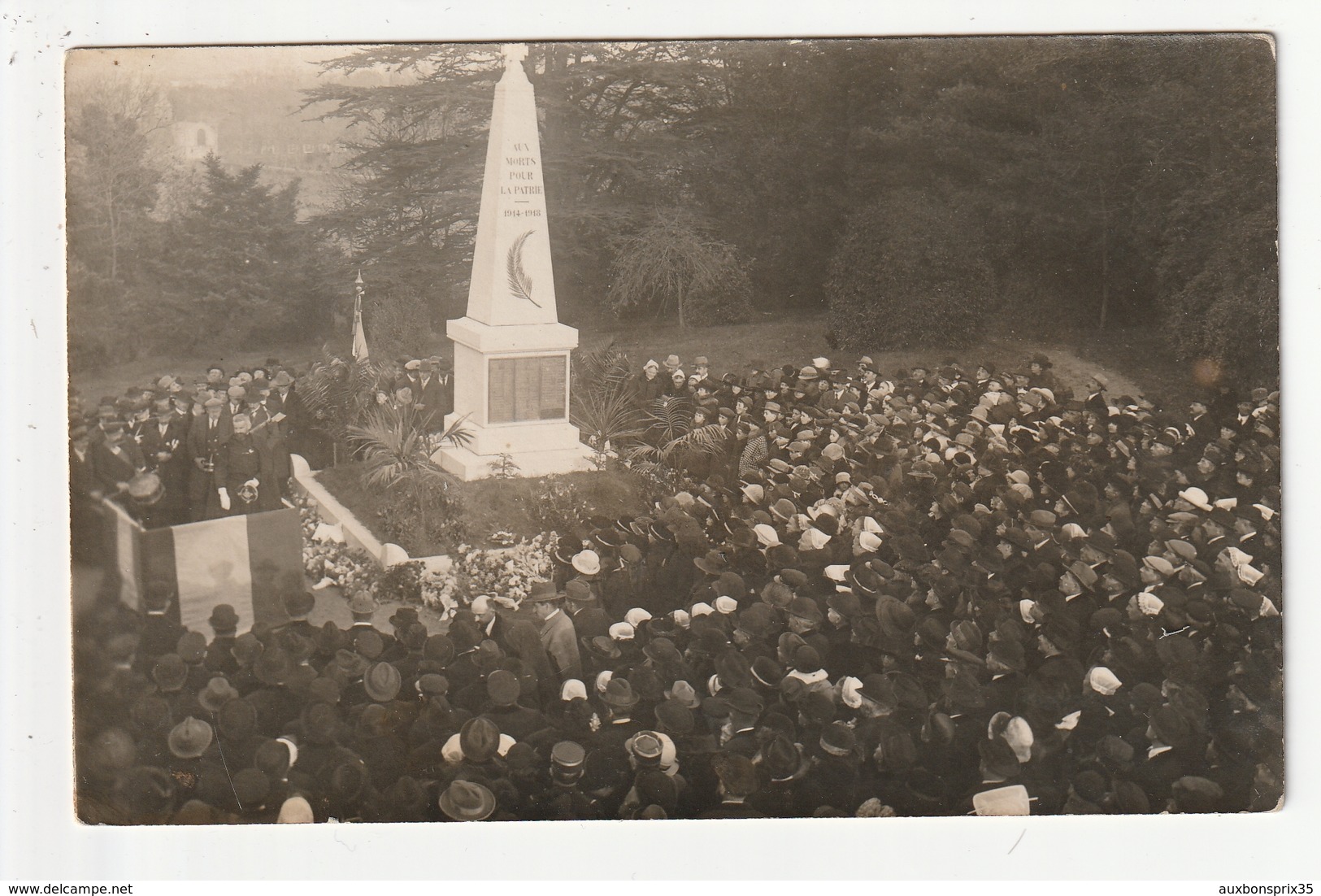 CARTE PHOTO - LA MONTAGNE - CEREMONIE AU MONUMENT AUX MORTS - DEBUT DES ANNEES 20 - 44 - La Montagne