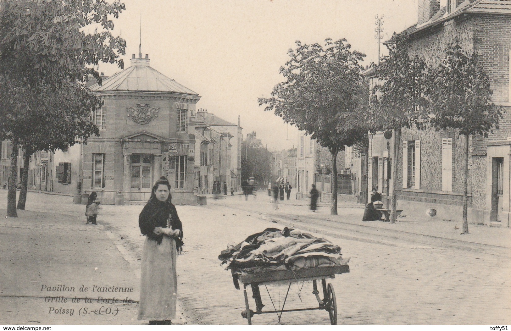 CPA:MARCHANDE DE LINGE TISSUS SUR CHARRETTE  PAVILLON ANCIENNE GRILLE DE LA PORTE DE POISSY (78) - Poissy