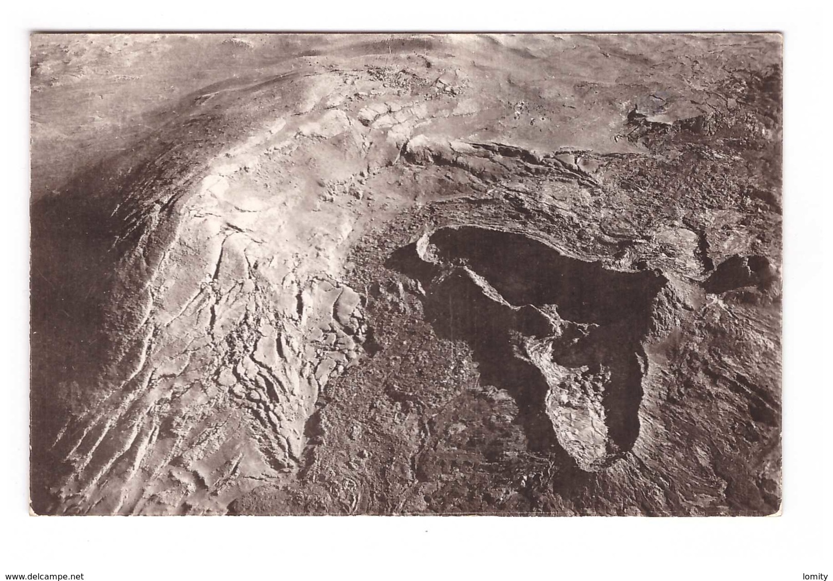 Ile De La Réunion Vue Aerienne Région Volcanique Fissures Du Sol Cratere En Formation + Timbre Surchargé Cachet 1961 - Autres & Non Classés