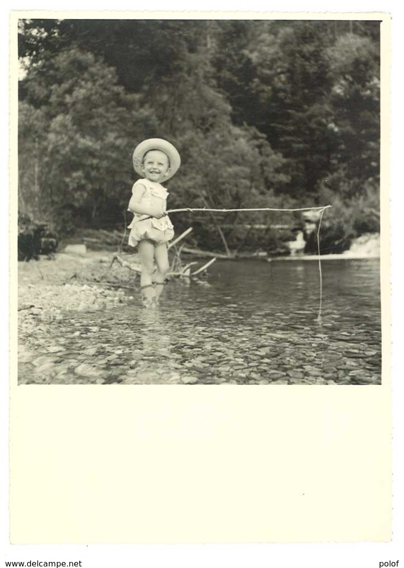 Photo Non Localisée - Jeune Enfant Péchant A La Ligne   (PH 90) - Personnes Anonymes