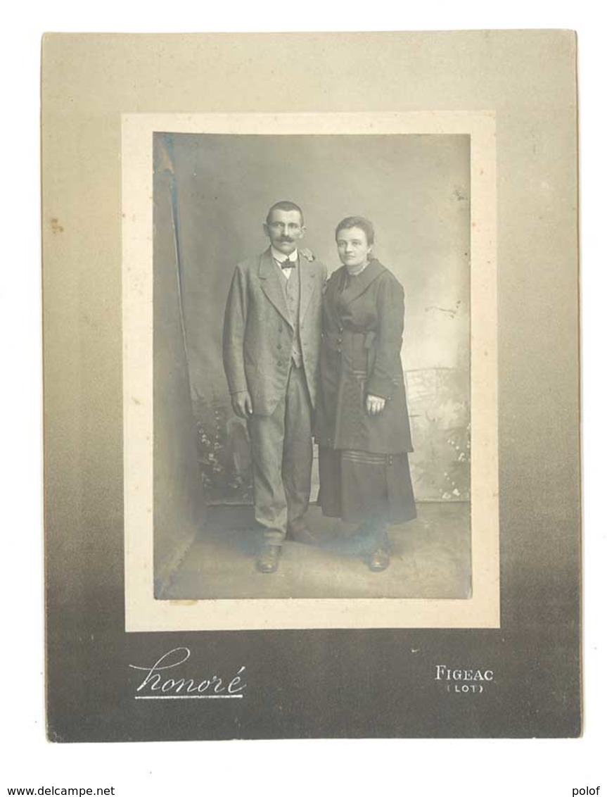 Photo Non Localisée Sur Carton - Couple - Photo "Honoré" Figeac (Lot)  (PH 91) - Personnes Anonymes