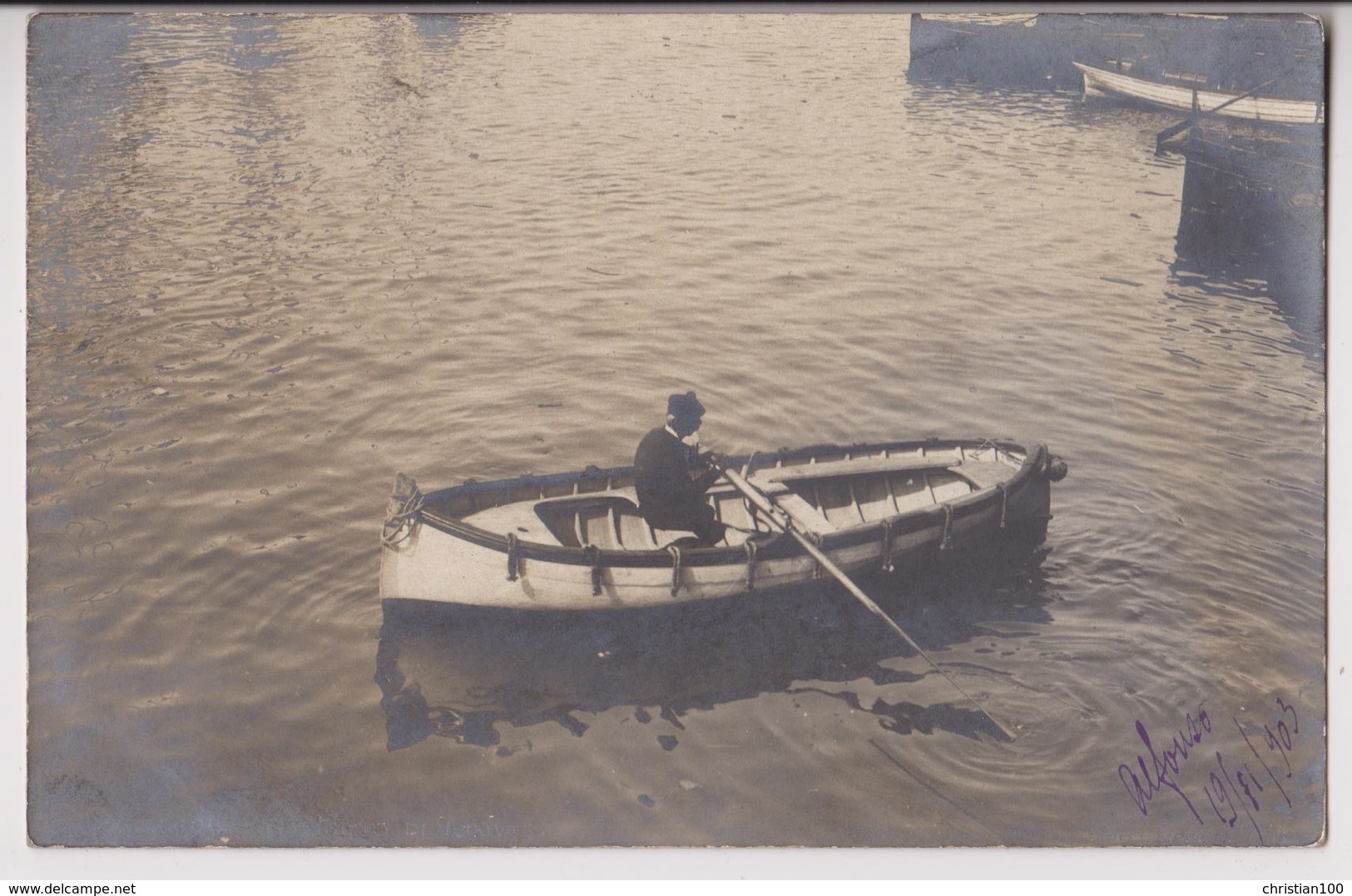 CARTE PHOTO ECRITE DE GAVI  ALESSANDRIA EN 1903 - UN HOMME (ALFONSO) DANS SA BARQUE REJOINT LES QUAIS -** 2 SCANS **- - A Identifier