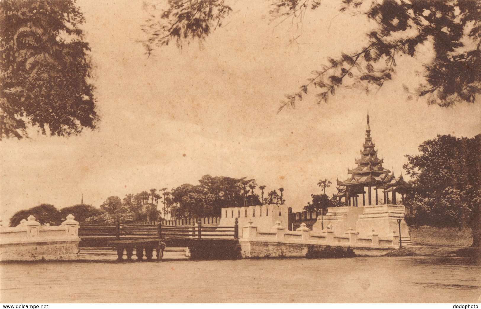 R179395 One Of The Bridges And Gates To The Palace Yard In Mandalay - Wereld
