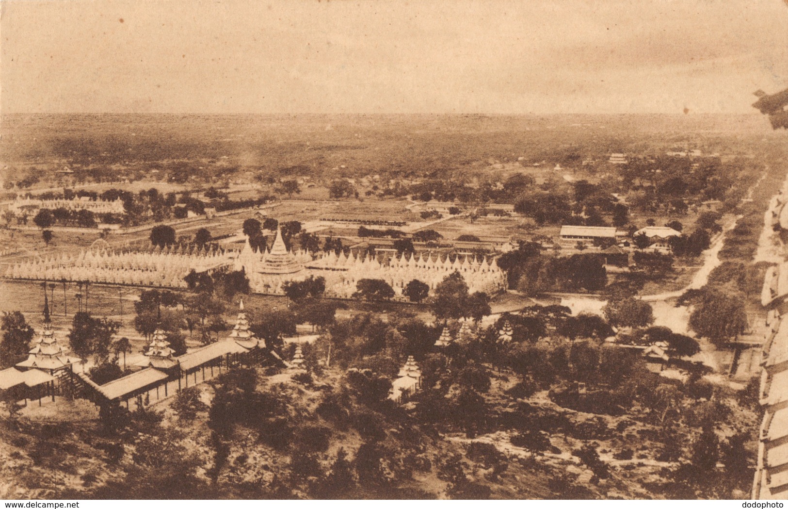 R179396 View Of Mandalay From Mandalay Hill. Koo Tho Daw Pagoda And Buildings In Left Foreground - Monde