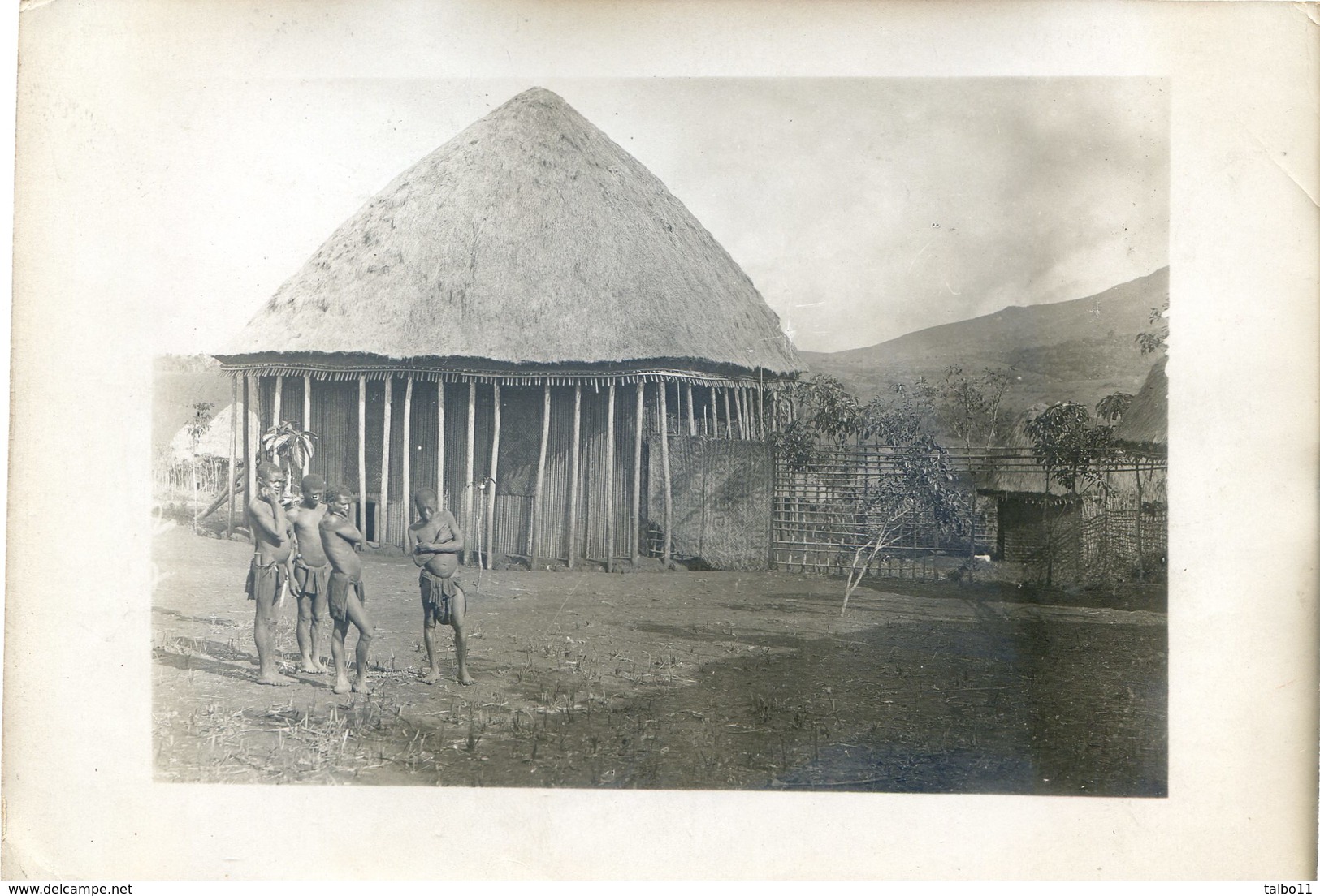 Photo De Presse Faisant Partie D'un Lot De L'Agence Pol -  Affrique - Maison Avec Structure Traditionnelle à Localiser - War, Military