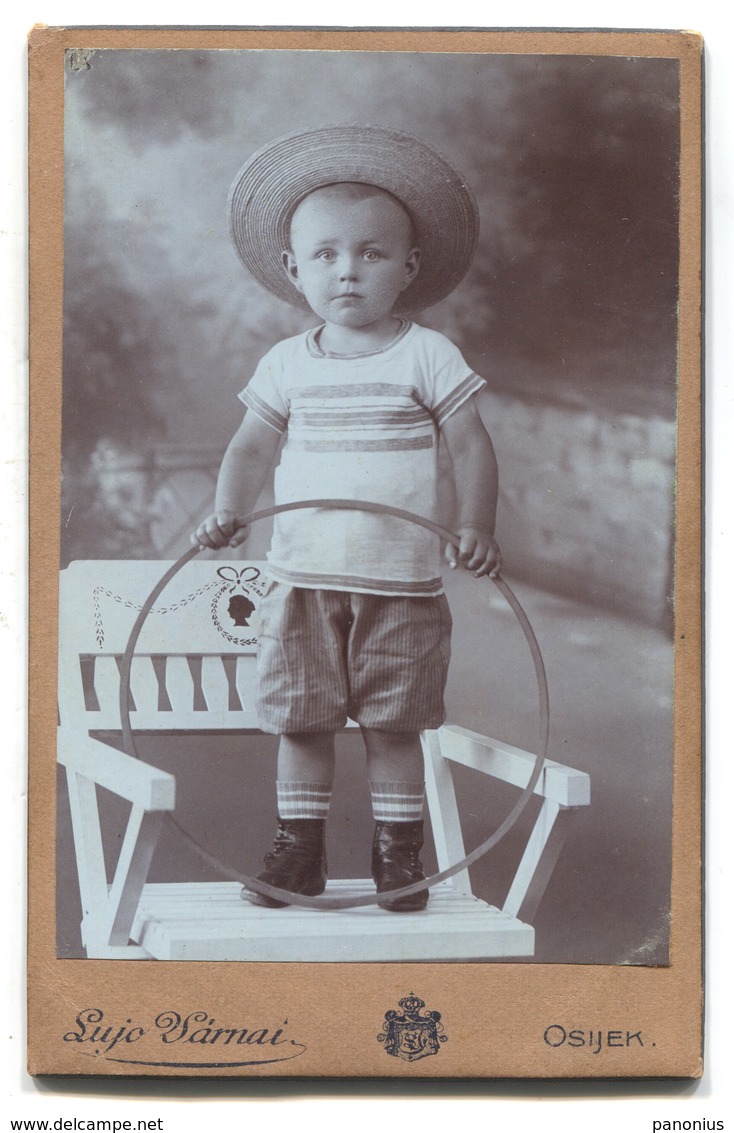 Boy Child With Toy Hat, Vintage Cabinet Photo On Cardboard, Atelier Lujo Varnai Essegg, Osijek Croatia, D 105 X 70 Mm - Dédicacées