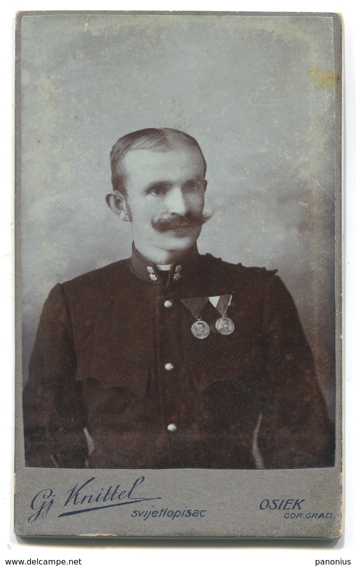 K.u.K. Soldier Medal, Vintage Cabinet Photo On Cardboard, Atelier Georg Knittel Essegg, Osijek Croatia, D 105 X 70 Mm - Dédicacées