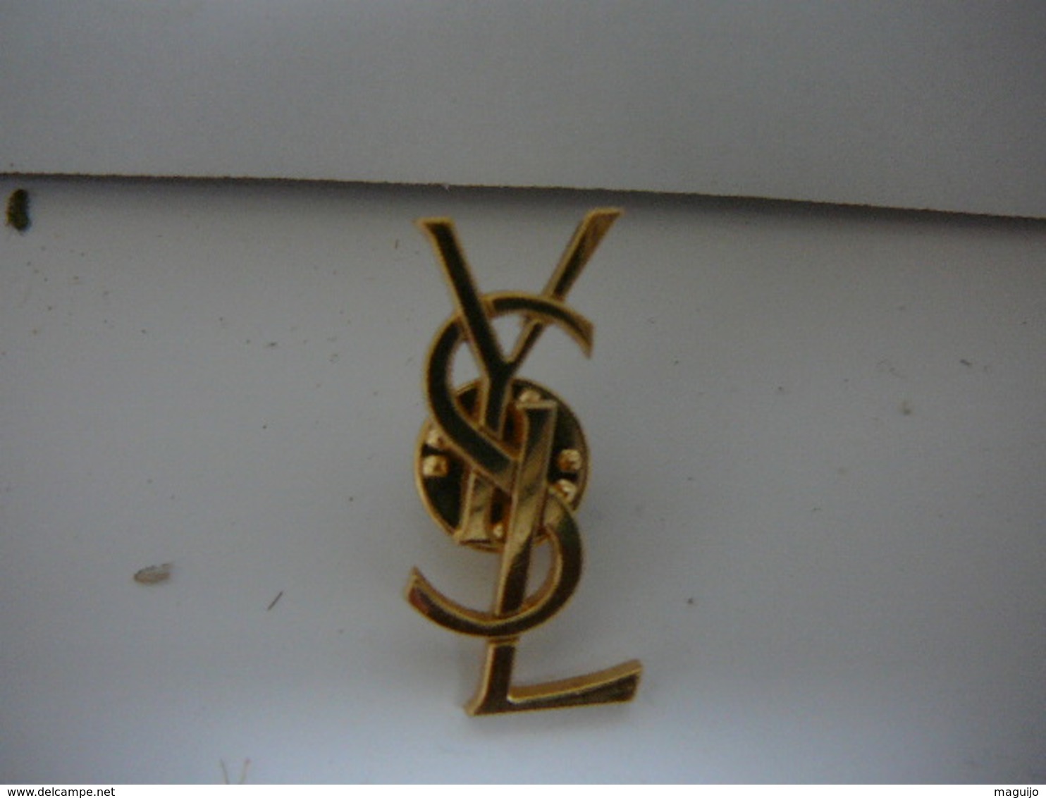 YVES SAINT LAURENT  PIN'S YSL   SUPERBE  LIRE ET VOIR !! - Miniatures Femmes (sans Boite)