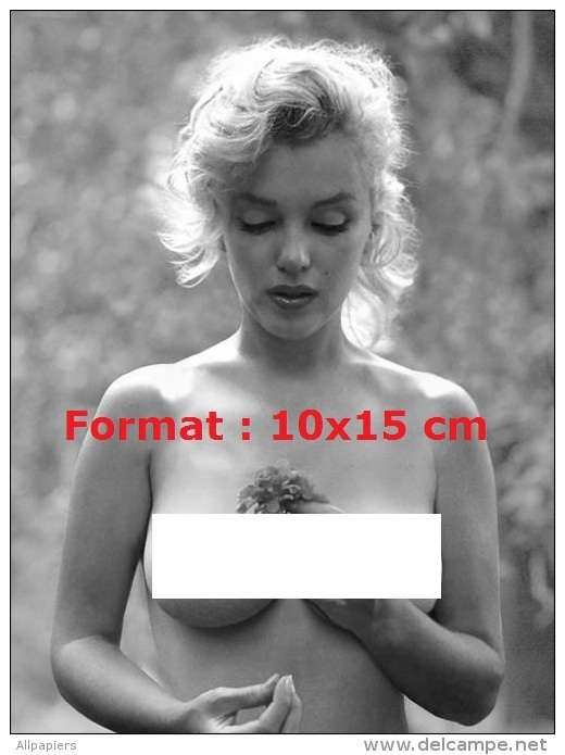 Reproduction D'une Photographie De La Belle Marilyn Monroe Torse Nu Avec Un Oeillet à La Main - Autres & Non Classés