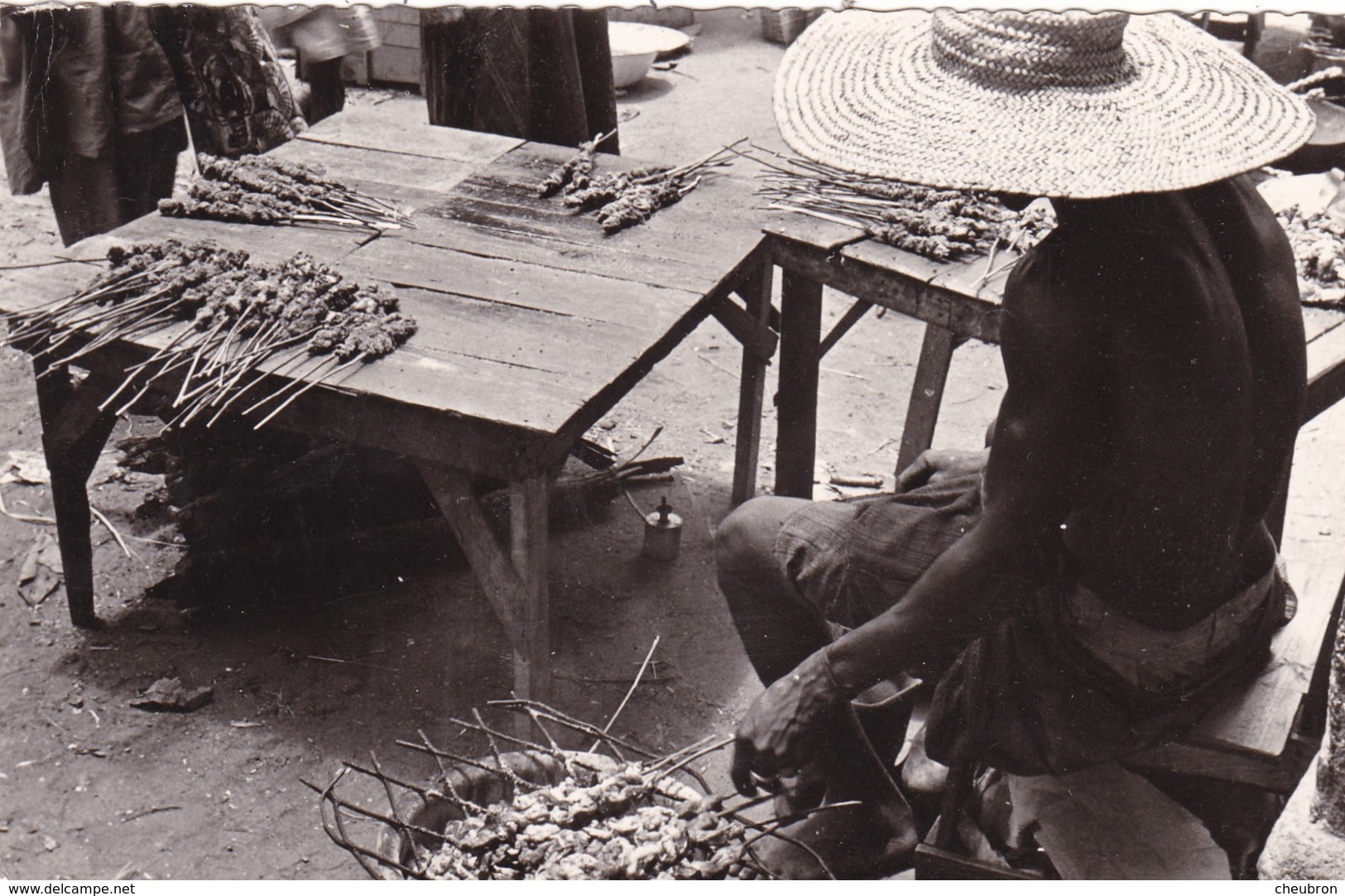 NIGER. NIAMEY. VENDEUR DE BROCHETTES. ANNEE 1959 - Niger