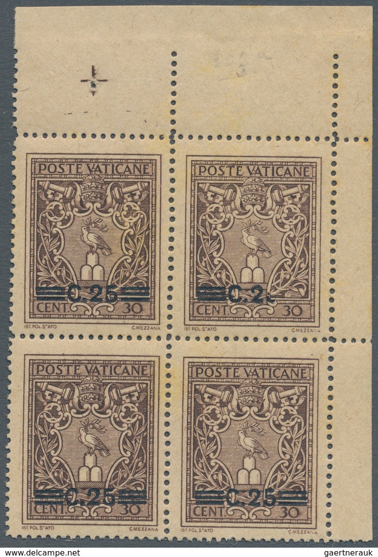 Vatikan: 1945, 25 C On 30 C Brown, Block Of 4 From Upper Right Sheet Corner, Corner Stamp With Parti - Unused Stamps