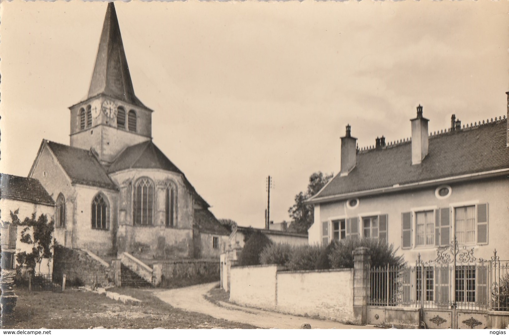 BRION SUR OURCE - L'ECOLE - L'EGLISE - BELLE CARTE PHOTO DES ANNEES 50/60 - - Other & Unclassified