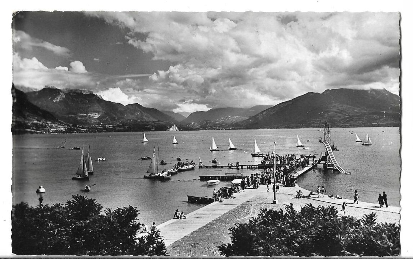 CPSM Dentelée En PF Et En NB De ANNECY  (74)  -  Régates à La Voile Et Fête De Natation à La Plage D' Annecy  //  TBE - Annecy