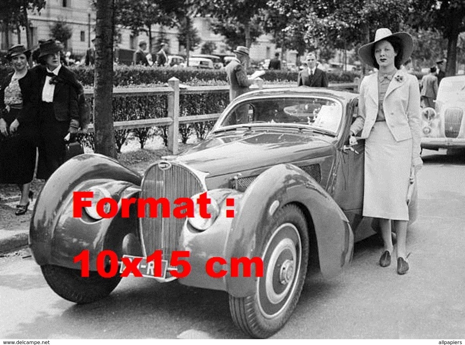 Reproduction D'une Photographie Ancienne D'une Dame élégante Près D'une Bugatti Au Bois De Boulogne - Autres & Non Classés