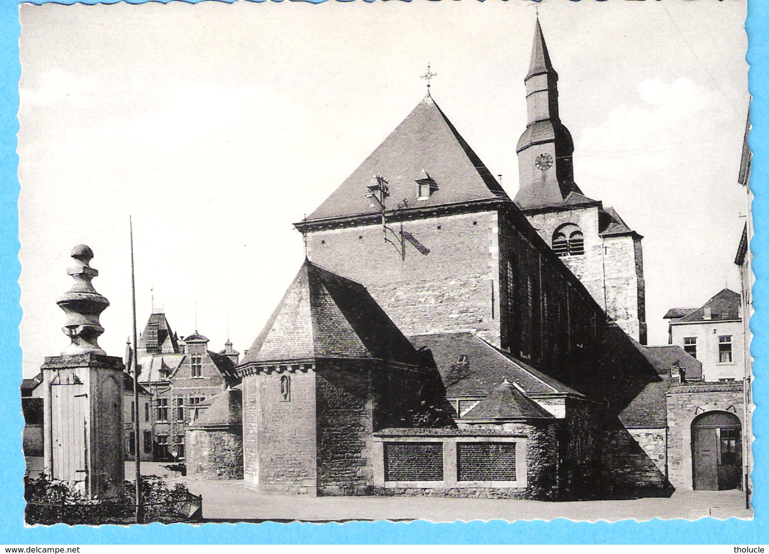 Belgique-Fosses-la-Ville-+/-1950-Place Du Chapitre-L'Eglise Saint-Feuillien Et La Vieille Pompe-pas Courante - Fosses-la-Ville