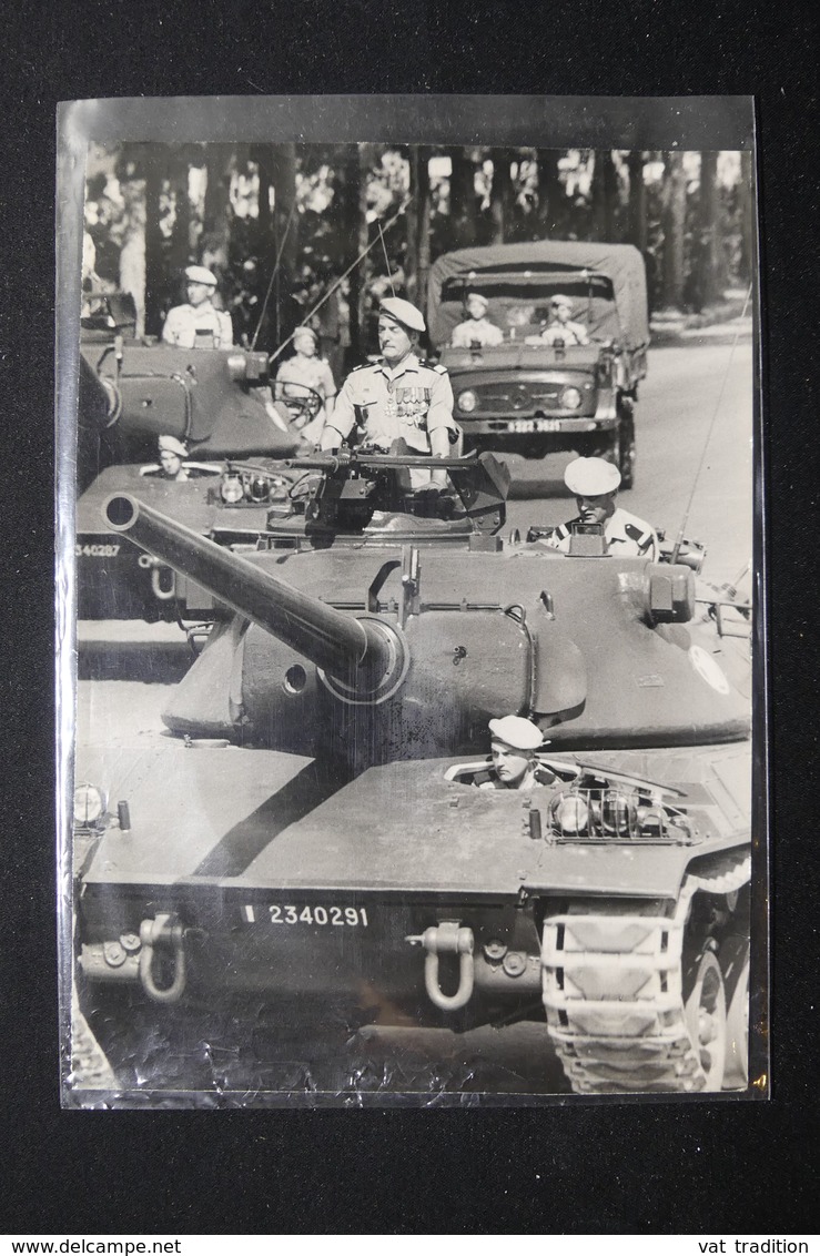 PHOTO - Colonel De Boissieu Sur Le Nouveau Char De Combat AMX 30 Défilant Devant Le Président De La République- L 21843 - Guerre, Militaire