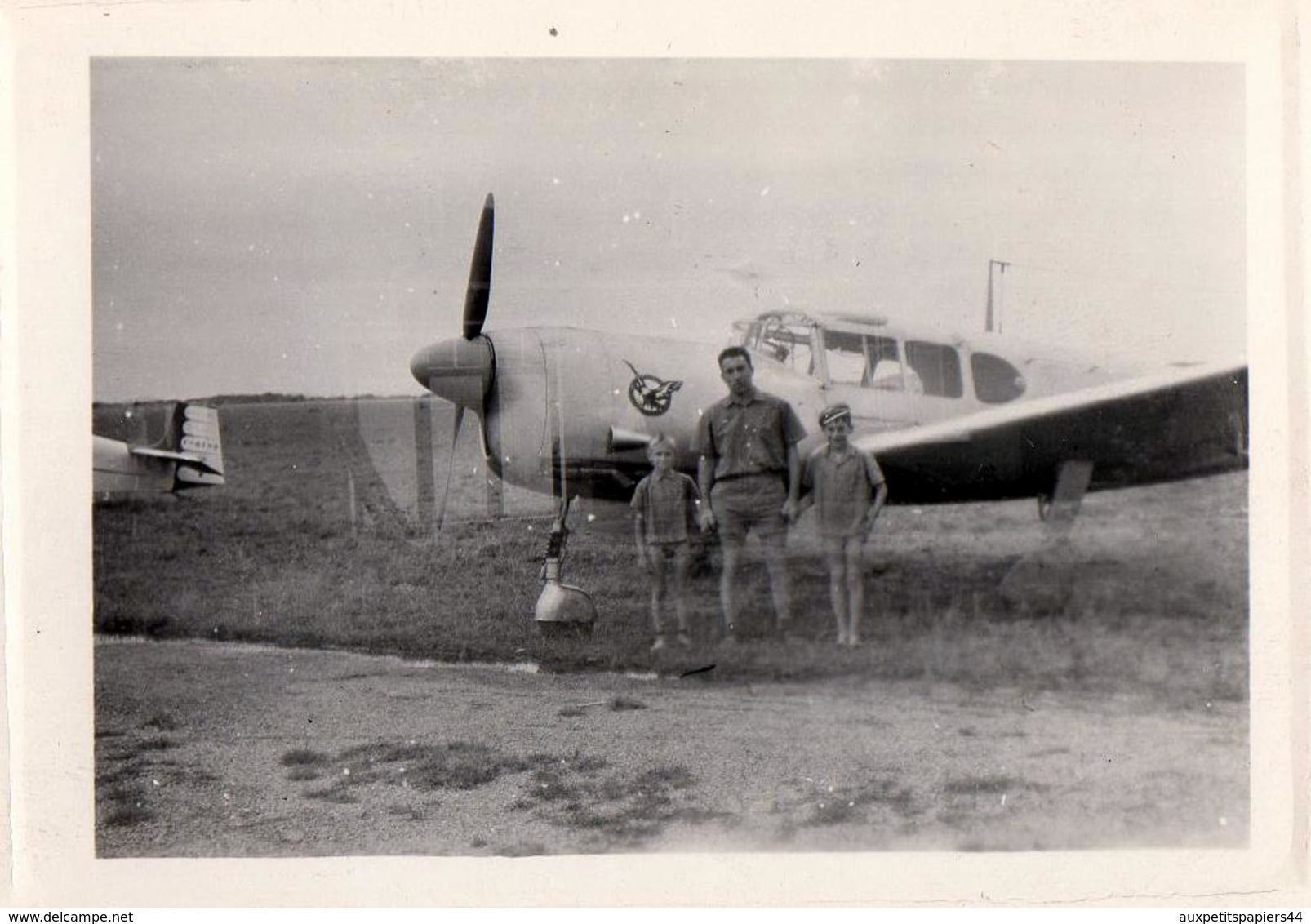 Photo Originale Légère Superposition Sur Curtiss P-40 Warhawk ? à L'Oiseau Sur La Carlingue & Famille Vers 1950 - Aviazione