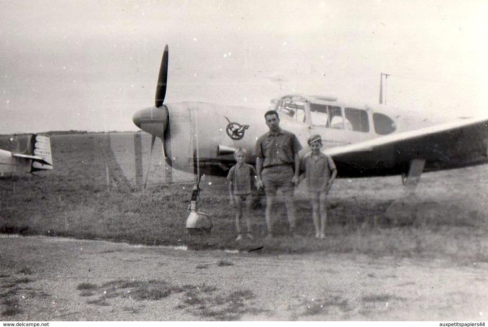 Photo Originale Légère Superposition Sur Curtiss P-40 Warhawk ? à L'Oiseau Sur La Carlingue & Famille Vers 1950 - Aviazione