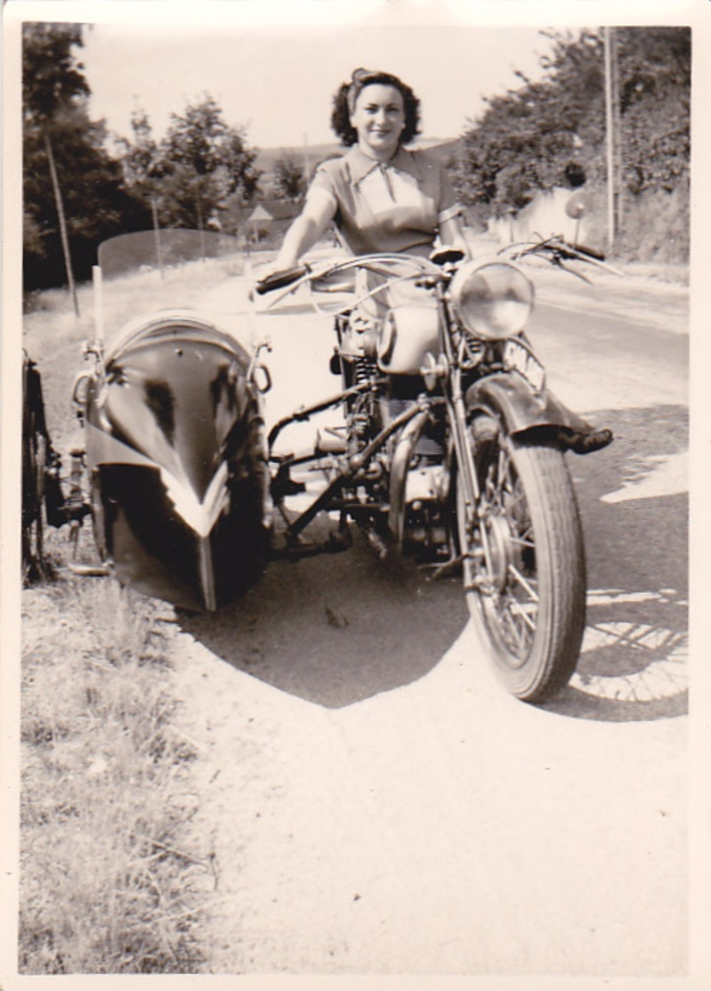 Photo Moto Side Car Avec Une Jolie Femme - Automobiles