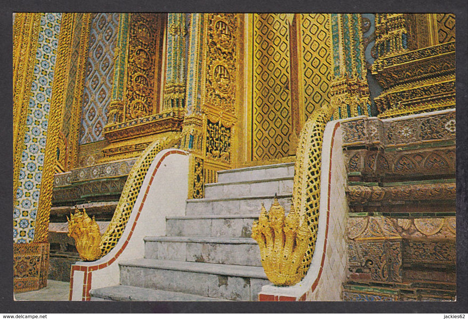 76230/ BOUDDHISME, Bangkok, Wat Phra Kaew, Emerald Buddha Temple, Staircase Of Pasad Phra, Deppitara In The Emerald Budd - Bouddhisme
