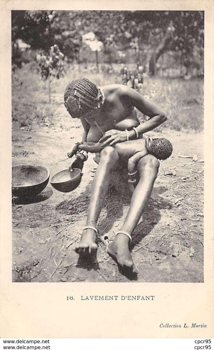 Centrafricaine . N° 51177 . Lavement D Enfant . Scarifications . Seins Nus - Centrafricaine (République)