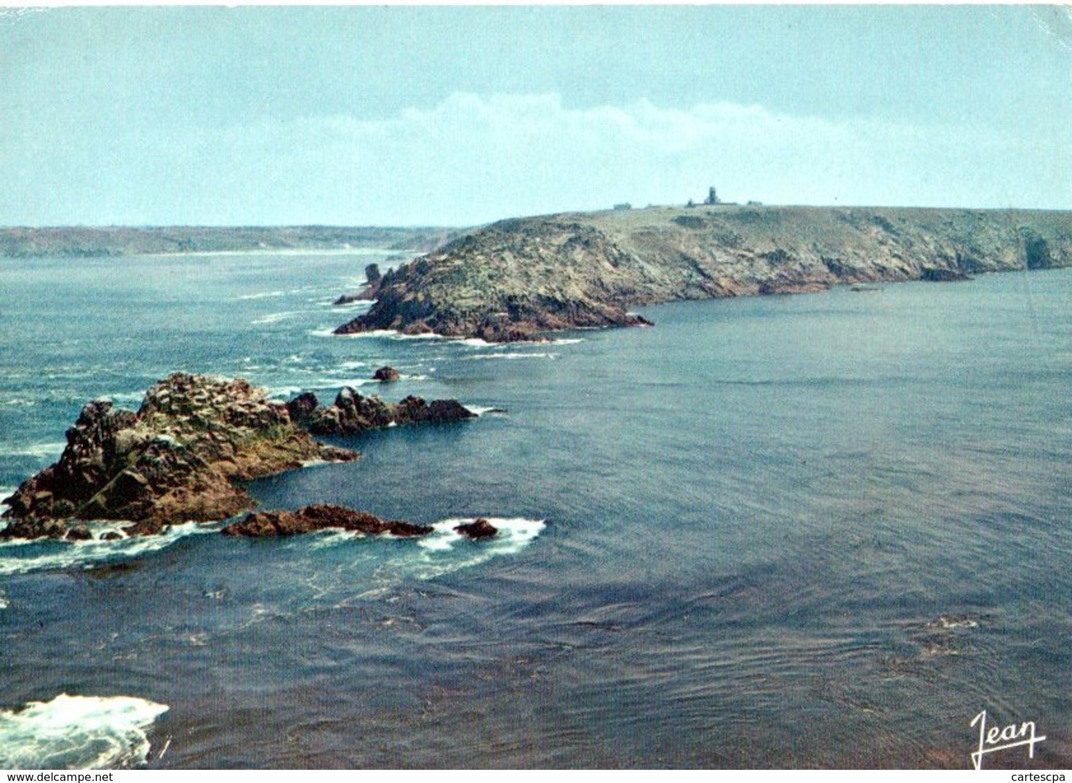 La Pointe Du Raz Au Fond La Plage De La Baie Des Trepassés  CPM Ou CPSM - La Pointe Du Raz