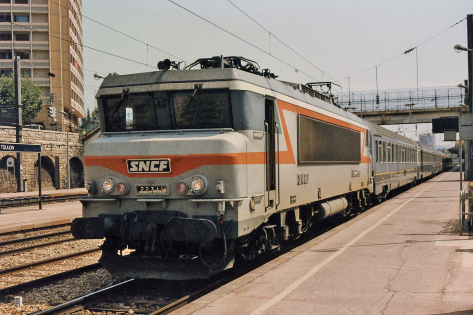 Toulon (83 - France) Septembre 1992 - La BB 22341 En Tête Du Train 342 « Le Ligure » - Toulon