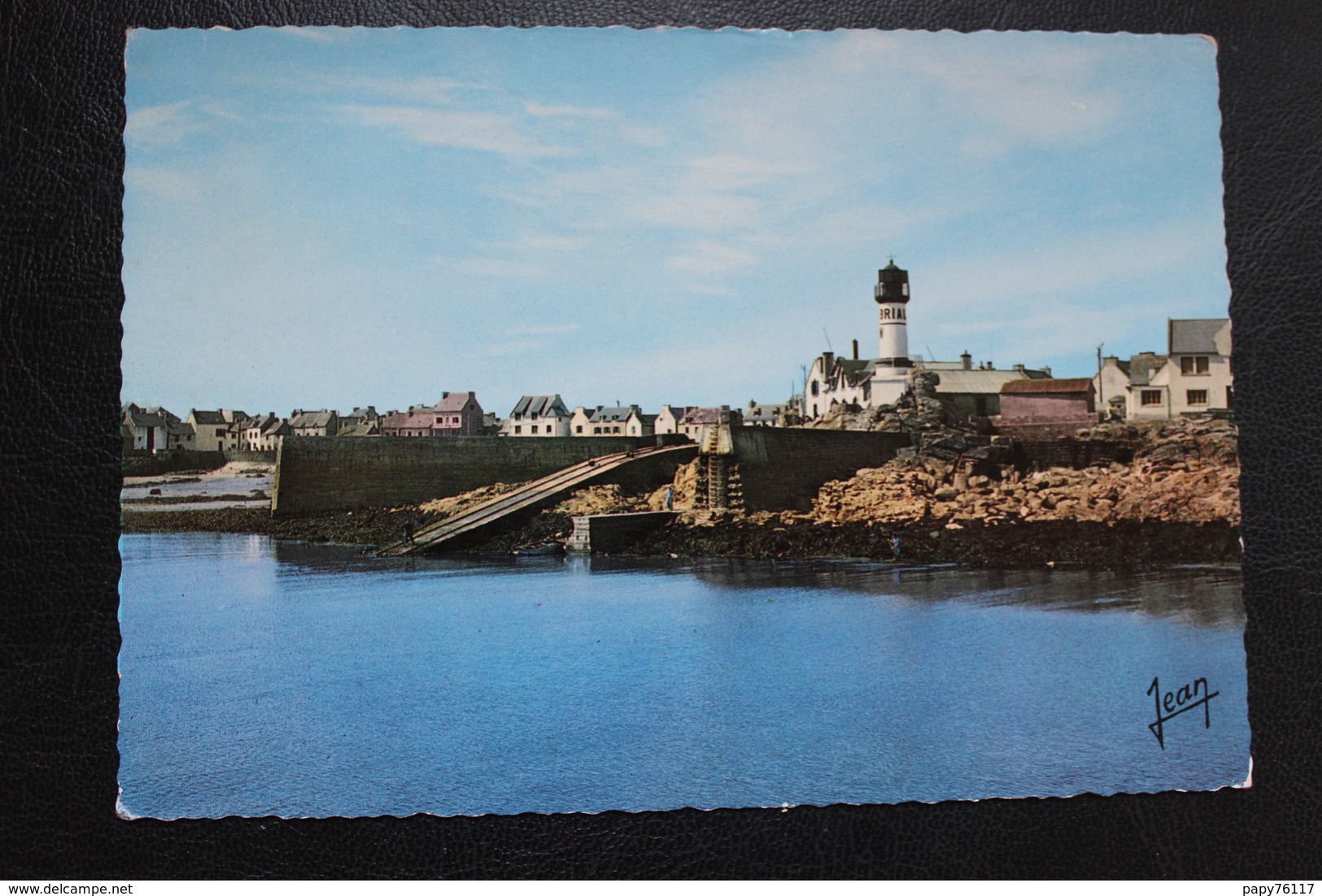 CPM 29   L ILE DE SEIN  ENTREE DU PORT  LA CALE DU BATEAU DE SAUVETAGE ET LE PHARE MEN BRIAL - Guilvinec