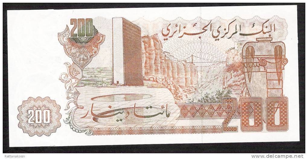 ALGERIA   P135   200  DINARS   1983    UNC. - Argelia