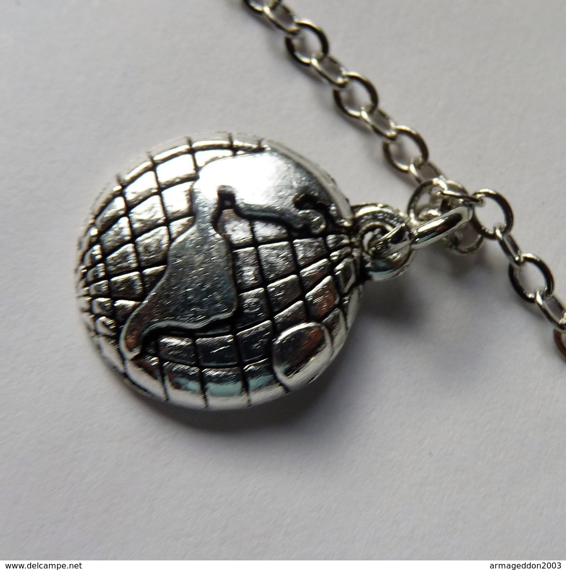 CHAINE METAL COULEUR ARGENT PENDENTIFS AVION GLOBE PASSEPORT  NEUVE - Colliers/Chaînes